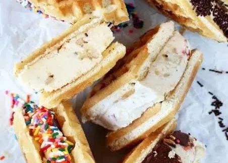 Popular item de Hot Mamma's Kitchen: Ice Cream Sammy Choc Chip