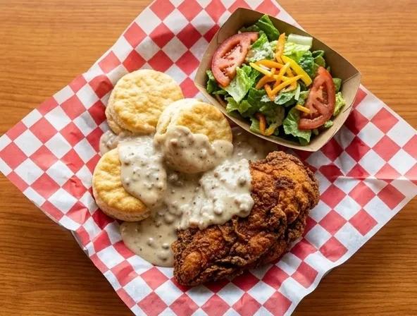 Popular item de Hot Mamma's Kitchen: Pollo Frito con Biscuits & Gravy