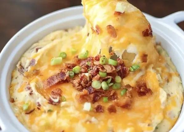 Popular item de Hot Mamma's Kitchen: Loaded Mashed Potatoes GRANDE