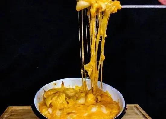 Popular item de Hot Mamma's Kitchen: Cora Lee's Mac and Cheese Bowl