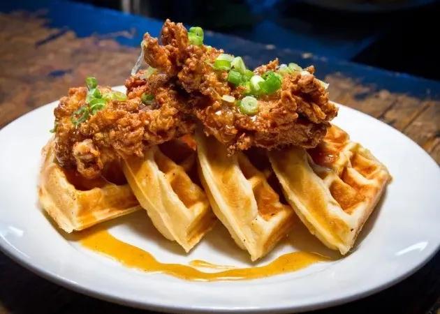 Popular item de Hot Mamma's Kitchen: Chicken and Waffles