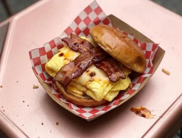 Popular item de Hot Mamma's Kitchen: Brioche Bacon Buster Egg Sammy