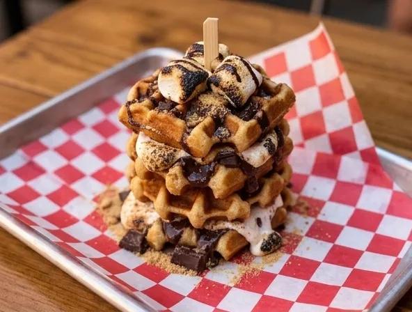Popular item de Hot Mamma's Kitchen: Waffle Tower S'mores