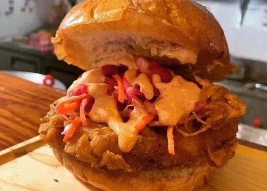 Popular item de Hot Mamma's Kitchen: Signature Sandwich