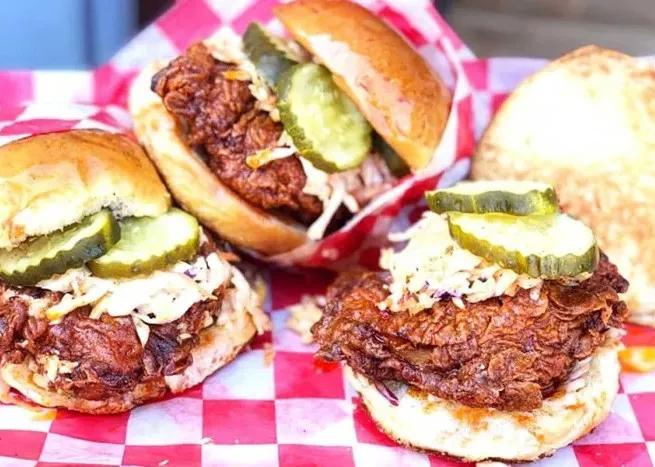 Popular item de Hot Mamma's Kitchen: Signature Sandwich de Pollo Frito