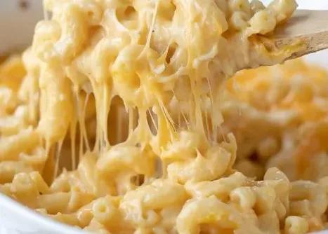 Popular item de Hot Mamma's Kitchen: Cora Lee's Mac and Cheese Bowl con Pollo
