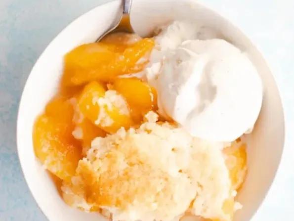 Popular item de Hot Mamma's Kitchen: Peach Cobbler con Chantilly de Canela