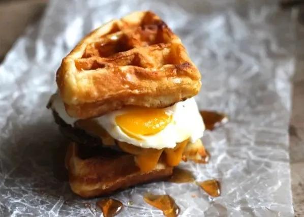 Popular item de Hot Mamma's Kitchen: Sandwich Waffle, Egg, Cheese and Sausage